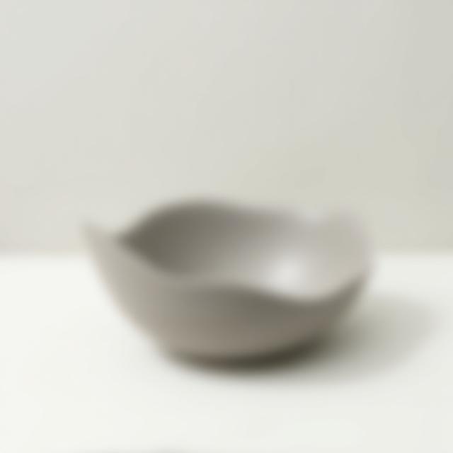 ユニークな形状をしたカスタムデザインのセラミックボウル